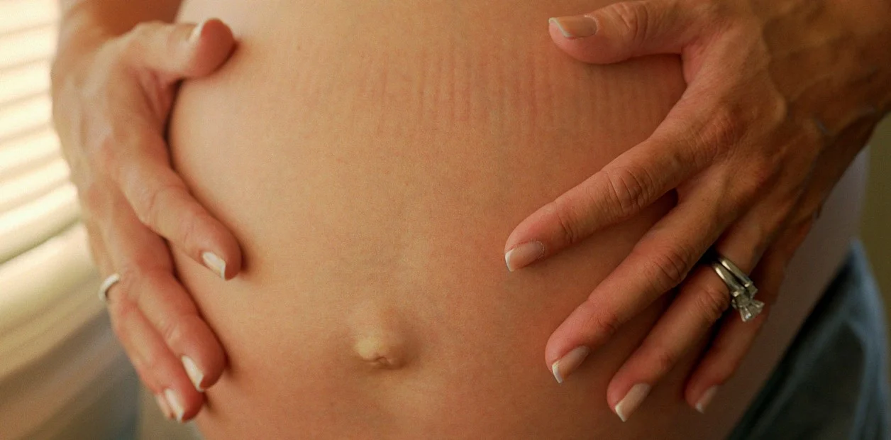 vientre de mujer embarazada en primer plano