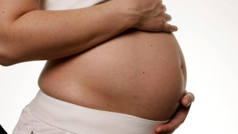 vientre de mujer embarazada en primer plano